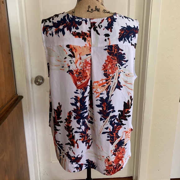 Sleeveless Blouse - Picture 2 of 8